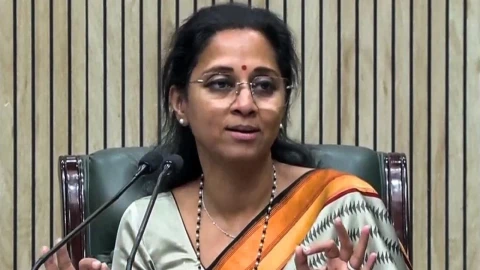[Nvarashtra]२२ जणांच्या मृत्यूनंतर सुप्रिया सुळे आक्रमक; राज्यातील कायदा-सुव्यवस्थेवरून सरकारला घेरले