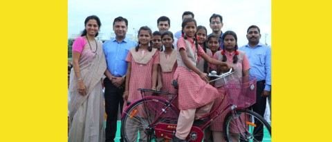 सुप्रिया सुळेंच्या पुढाकारातून इंदापुरात तीन हजार मुलींना मिळाली सायकल