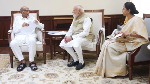 [Asianet News Marathi]शरद पवार, सुप्रिया सुळे यांची पंतप्रधान नरेंद्र मोदींसोबत बैठक