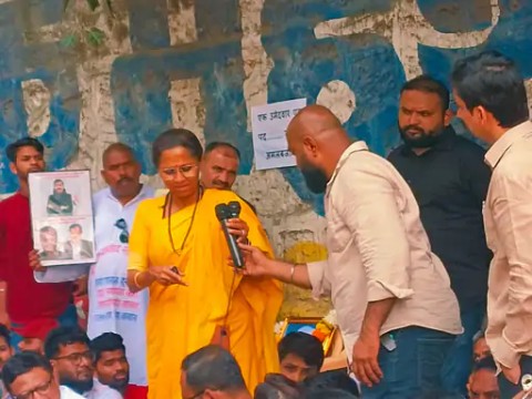 सुप्रिया सुळे यांची MPSC आंदोलनस्थळी भेट
